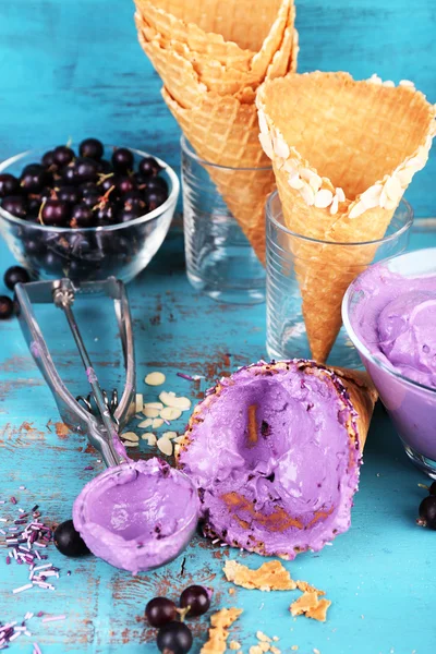美味冰淇淋的新鲜浆果旧蓝色木制的桌子上 — 图库照片