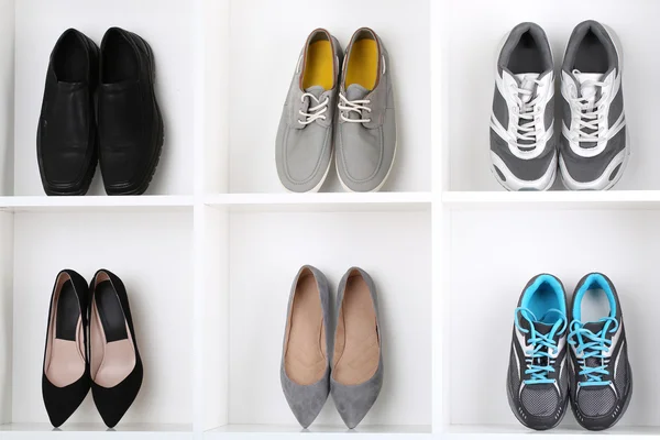 Kolorowe buty na drewniane półki — Zdjęcie stockowe