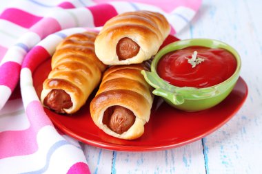 pişmiş sosis rolls plaka üzerinde tablo yakın çekim