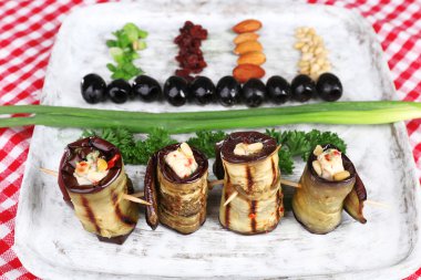 bir tepsi ile süzme peynir, ekmek ve maydanoz peçeteye kızarmış patlıcan