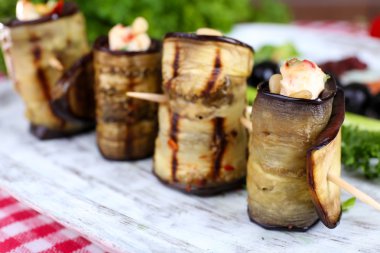 bir tepsi ile süzme peynir, ekmek ve maydanoz peçeteye kızarmış patlıcan