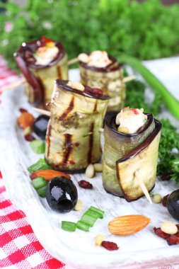 bir tepsi ile süzme peynir, ekmek ve maydanoz peçeteye kızarmış patlıcan