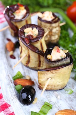 bir tepsi ile süzme peynir, ekmek ve maydanoz peçeteye kızarmış patlıcan