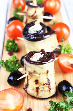 süzme peynir ve maydanoz n bir kesme tahtası üzerinde peçete ile kızartılmış patlıcan