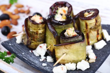 ahşap arka plan üzerine bir kare plaka süzme peynir ile kızarmış patlıcan