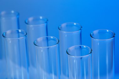 Boş test tüpleri üzerinde mavi arka plan