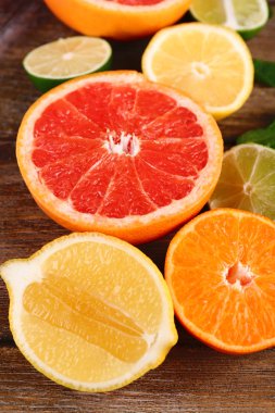 farklı dilimlenmiş sulu narenciye meyve ahşap tablo