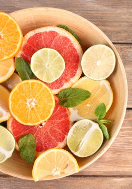 farklı dilimlenmiş sulu narenciye meyve kase ahşap tablo