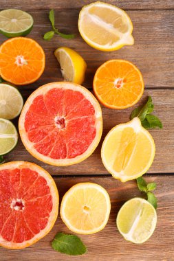 farklı dilimlenmiş sulu narenciye meyve ahşap tablo