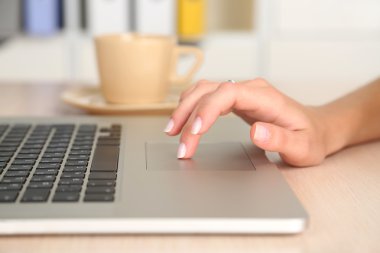 klasör arka plan üzerinde ahşap masa üstünde laptop üzerinde çalışan kadın