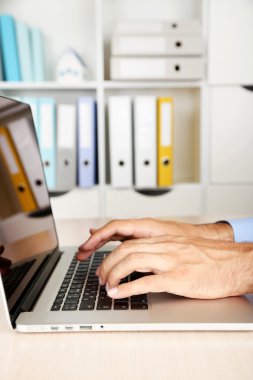 klasör arka plan üzerinde ahşap masa üstünde laptop üzerinde çalışan adam