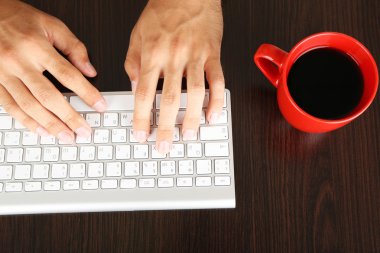 klavye ile klasör arka plan bakış'ın tahta masada çalışan adam