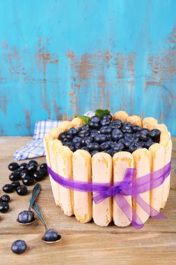 lezzetli kek charlotte ahşap masa üzerinde yaban mersini ile