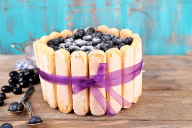 lezzetli kek charlotte ahşap masa üzerinde yaban mersini ile