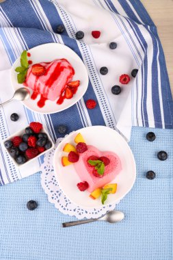 kek meyve ve çilek plaka üzerinde dantel peçete