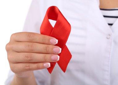 AIDS bilinçlendirme kırmızı kurdele üzerine beyaz izole elinde olan kadın