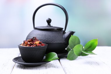 검은 주전자, 그릇, 밝은 배경 색 나무 테이블에 차 