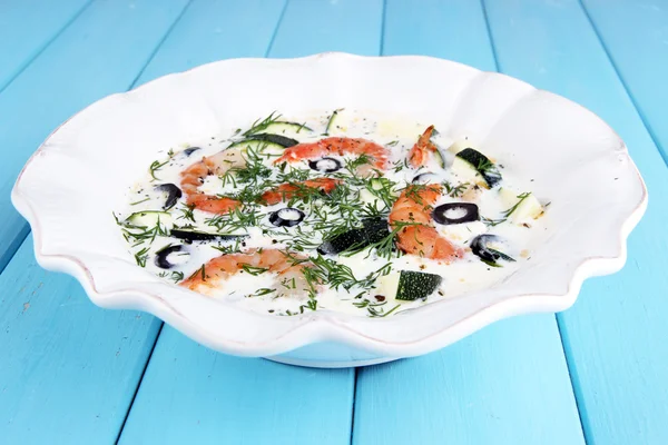 Frische Garnelen mit Oliven und Avocado in Sauce auf hölzernem Hintergrund — Stockfoto