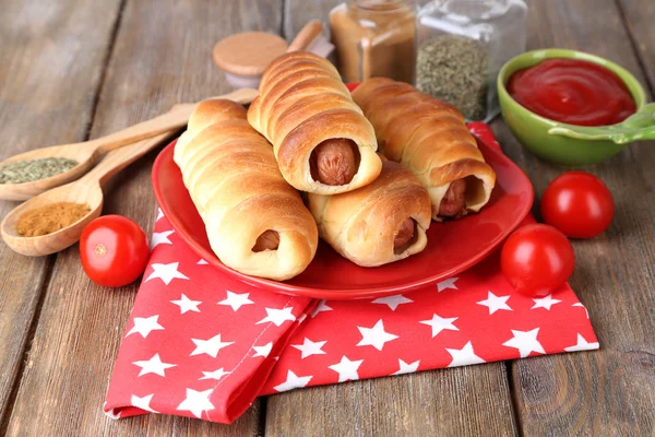 Baked sausage rolls on plate on table close-up — Stock Photo, Image