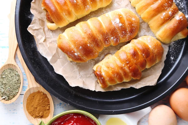 Bratwurstsemmeln in der Pfanne auf dem Tisch in Großaufnahme — Stockfoto