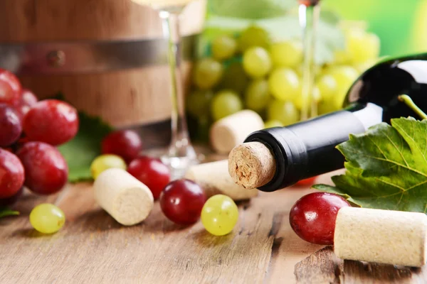 Wein mit Trauben auf dem Tisch aus nächster Nähe — Stockfoto