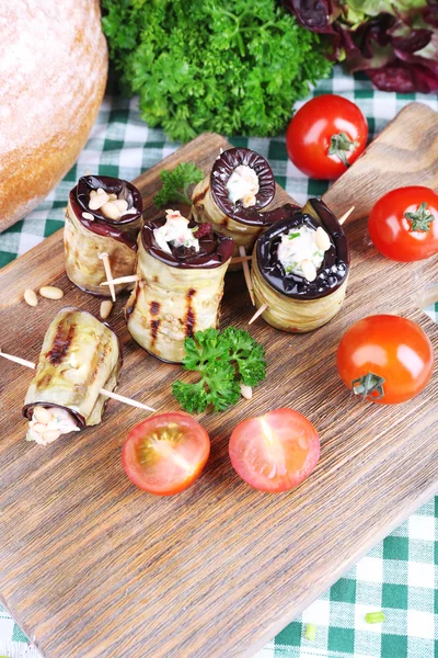 Stekt aubergine med keso, persilja och bröd på trä bakgrund — Stockfoto