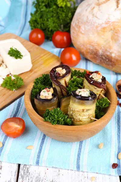 Bir kase süzme peynir, ekmek ve ahşap zemin üzerine maydanoz ile kızartılmış patlıcan — Stok fotoğraf