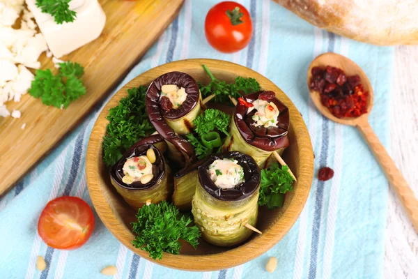 Stekt aubergine i en skål med keso, bröd och persilja på trä bakgrund — Stockfoto