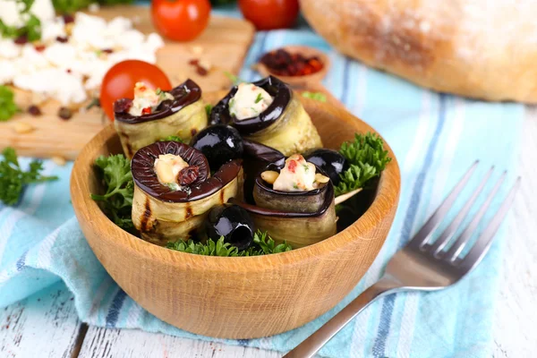 bir kase süzme peynir, ekmek ve ahşap zemin üzerine peçete üzerine maydanoz ile kızartılmış patlıcan