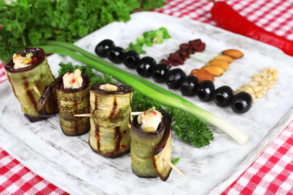 Gebakken aubergine op een dienblad met cottage kaas, brood en peterselie op een servet — Stockfoto