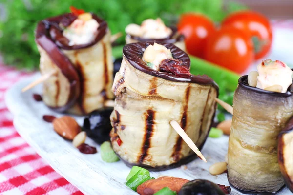 bir tepsi ile süzme peynir, ekmek ve maydanoz peçeteye kızarmış patlıcan