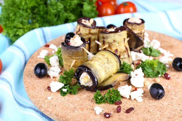 Beringela frita com queijo cottage e salsa em n uma tábua de corte em um guardanapo — Fotografia de Stock