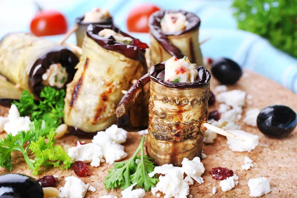 Fried aubergine with cottage cheese and parsley on a round cutting board on a napkin — Stock Photo, Image