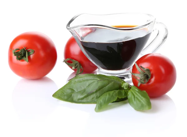 Vinagre balsâmico, tomate e manjericão isolados sobre branco — Fotografia de Stock