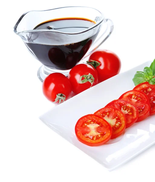 Vinagre balsámico, tomate y albahaca aislados en blanco —  Fotos de Stock