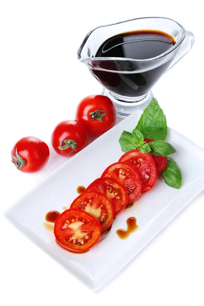 Balsamvinäger, tomat och basilika, isolerat, vit — Stockfoto