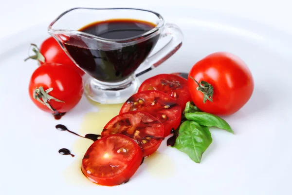 Vinagre balsámico, tomate y albahaca aislados en blanco — Foto de Stock