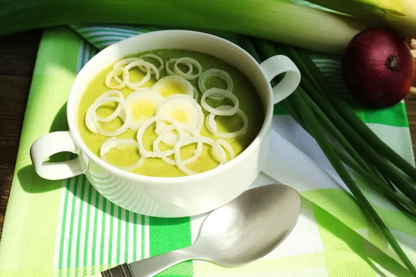 Суп з цибулі-порей на столі, крупним планом — стокове фото