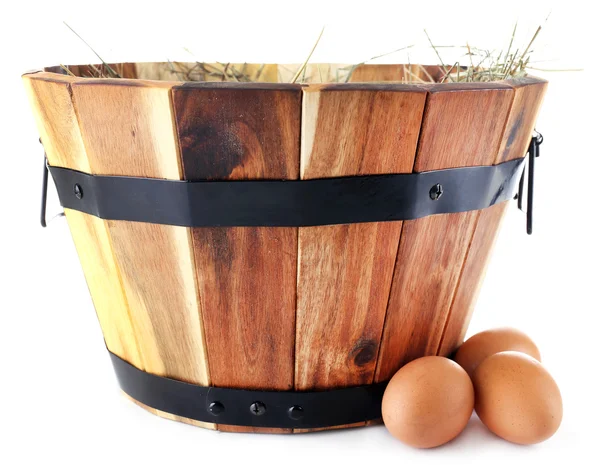 Panier en bois et œufs isolés sur blanc — Photo