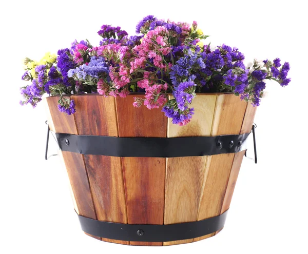 Grote houten mandje met verse bloemen geïsoleerd op wit — Stockfoto