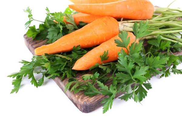 Zanahorias y perejil en tabla de cortar aislado en blanco —  Fotos de Stock