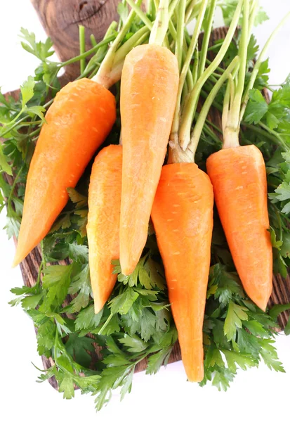 Porkkanat ja persilja leikkuulauta eristetty valkoinen — kuvapankkivalokuva