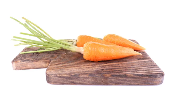 Zanahorias y sobre tabla de cortar aislada en blanco —  Fotos de Stock