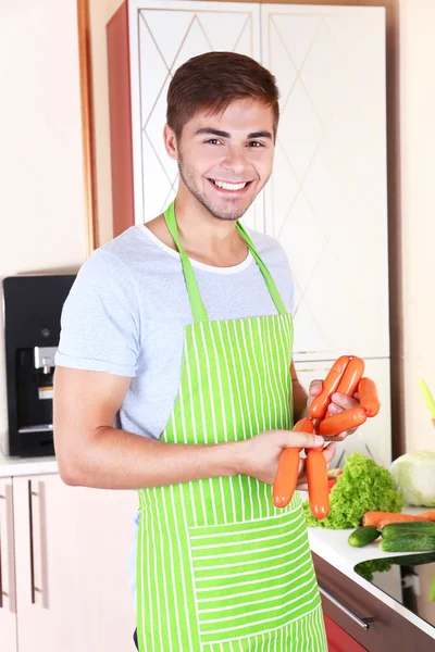 Stilig man matlagning i köket hemma — Stockfoto