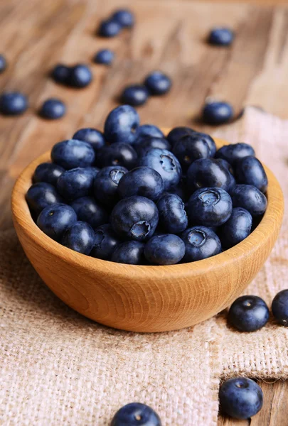 Läckra blåbär i skålen på bordet närbild — Stockfoto