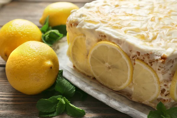 Sabroso pastel de limón en la mesa en casa —  Fotos de Stock