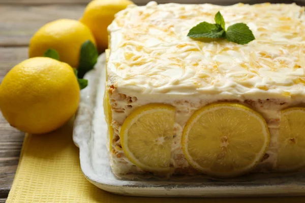 Savoureux gâteau au citron sur la table à la maison — Photo