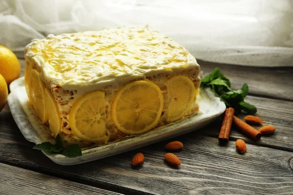 Lekkere citroen taart op tafel thuis — Stockfoto
