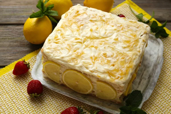 Gustosa torta al limone sul tavolo a casa — Foto Stock