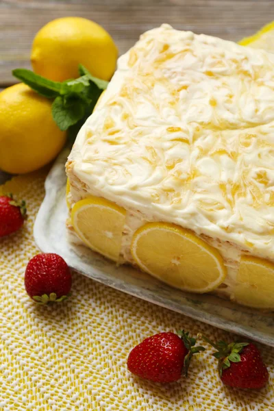 Savoureux gâteau au citron sur la table à la maison — Photo
